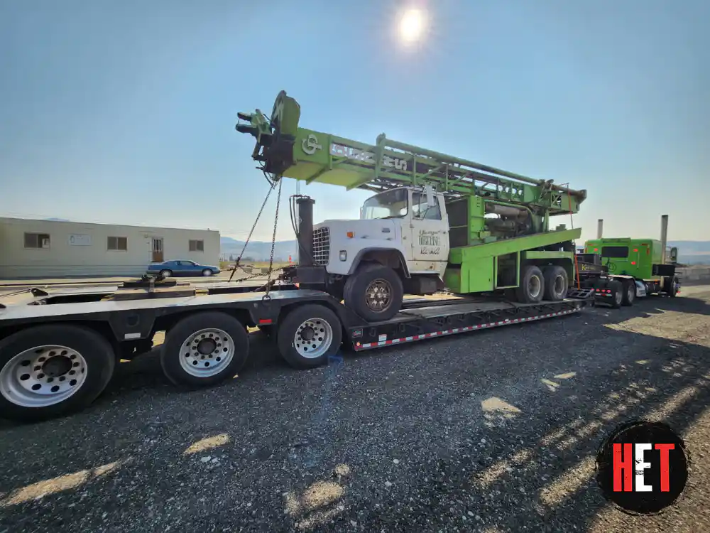 Transporting a Ford L 8000 with mounted drill rig