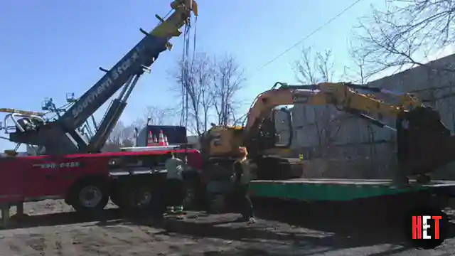 Transporting JCB JS145 Excavator